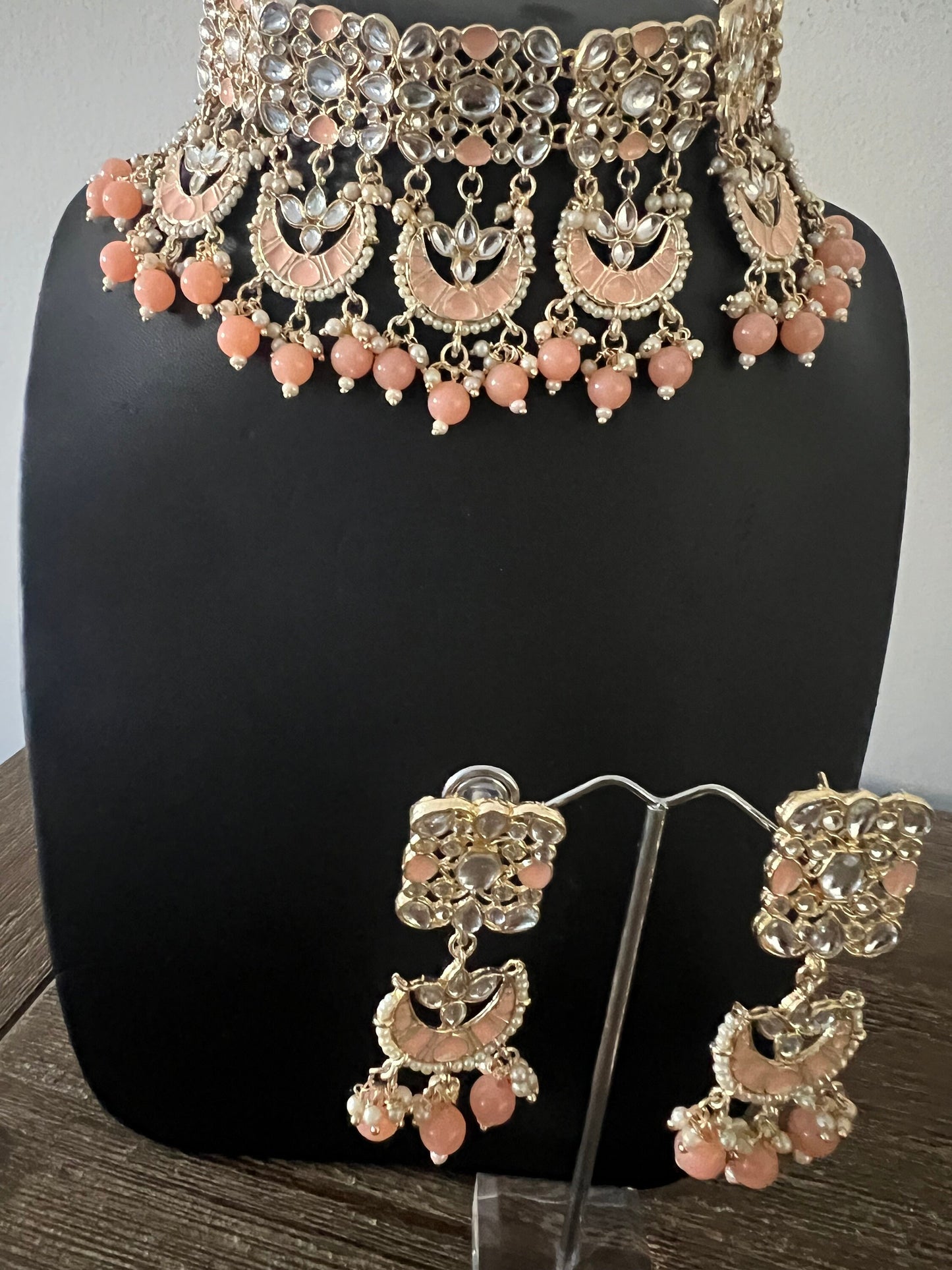 Meenakari Daabi Kundan peach with light gold beaded faux pearl Indian choker and earring set